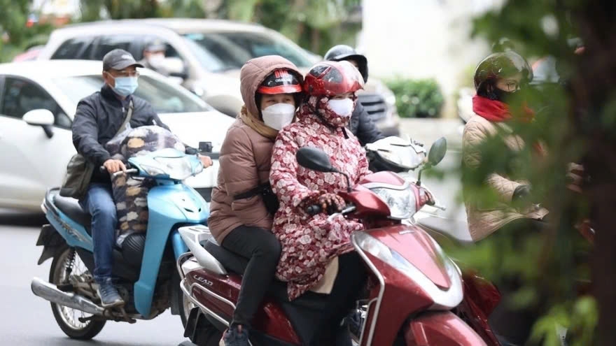 Cold front grips across northern Vietnam, heavy rain lashes central region